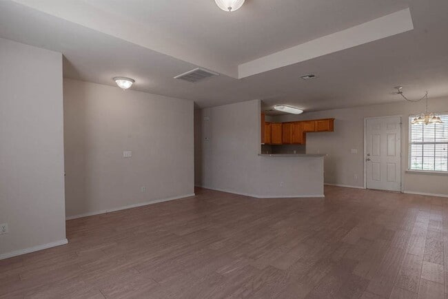 Building Photo - 3 Bed 2 Bath Next to I-40 in Yukon!