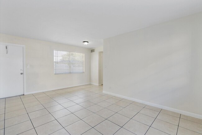 Foto del edificio - Colonial Sunset Apartment Homes