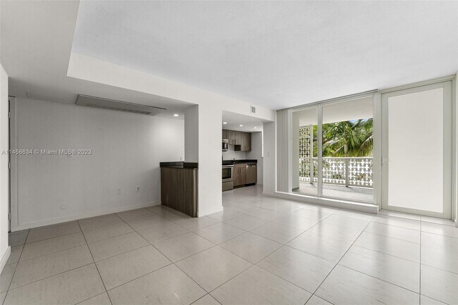 Building Photo - 910 West Ave