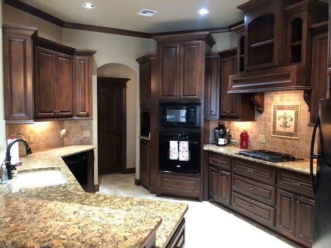 Foto del edificio - 4 bed 2 bath 3 car located in the Beautifu...