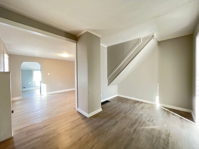 Foto del edificio - Home on Steele: New Year, New Home: 50% Of...