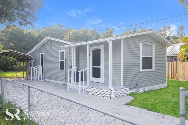 Building Photo - Sweet 4BR 1BA Home