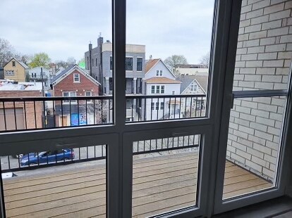 Foto del edificio - 2443 N Western Ave