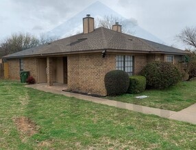 Building Photo - 305 Shady Valley Dr
