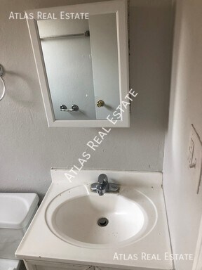 Building Photo - ** RENT REDUCED ** 1 Bed/1 Bath Near Rocky...