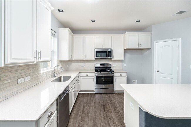 Building Photo - 720 Bonnet Blvd