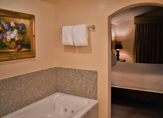 Building Photo - Villa 3050 1 Bed 1 Bath Full Kitchen