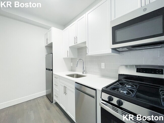 Building Photo - 63 Park Dr