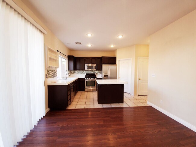Building Photo - LOVELY 3 BED/ 2.5 BATH HOME W/ 3 CAR GARAGE!