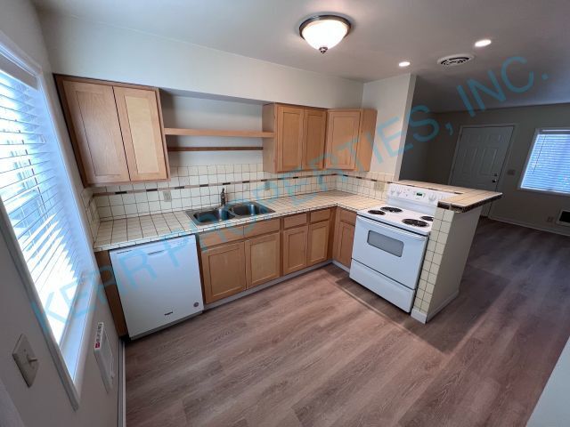 Foto del edificio - FREE RENT! Charming 2-Bed Duplex in Vibrant SE Portland – Cozy 660 Sq Ft Gem!