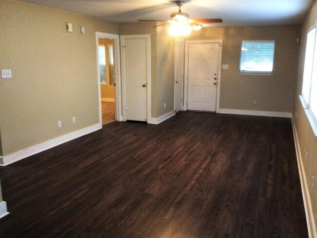 Foto del edificio - 7627 River Pines Dr