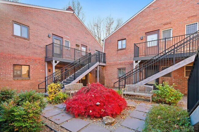 Foto del edificio - 107 Meadow Woods Ln