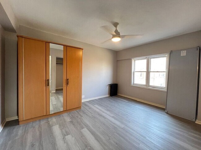 Foto del edificio - 7327 N Rogers Ave