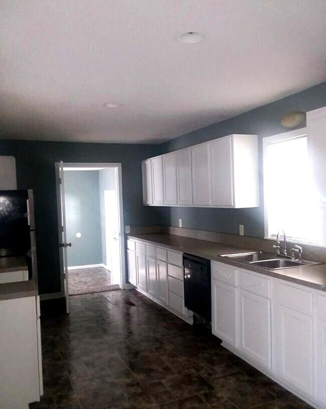 Building Photo - Darling 3 Bedroom in Nice Quiet Area