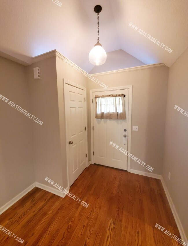Building Photo - 5428 Maple St