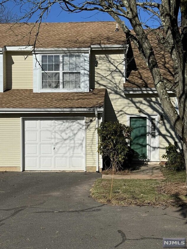 Primary Photo - 166 Picadilly Pl