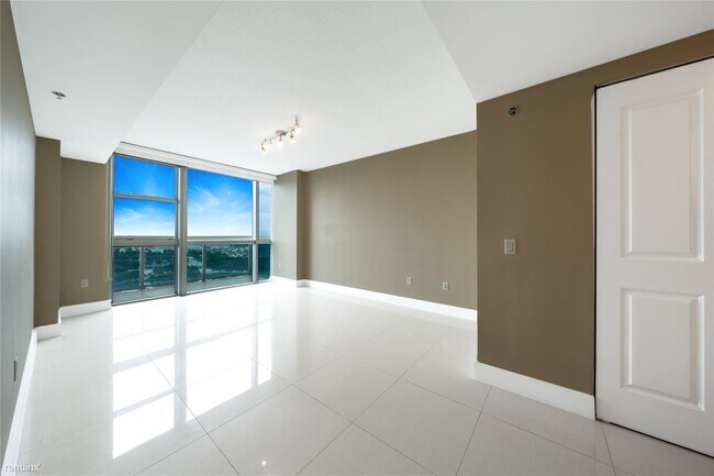 Building Photo - 2 br, 2 bath Condo - 2641 N Flamingo Rd Ap...