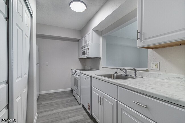 Foto del edificio - 7410 Lake Breeze Dr