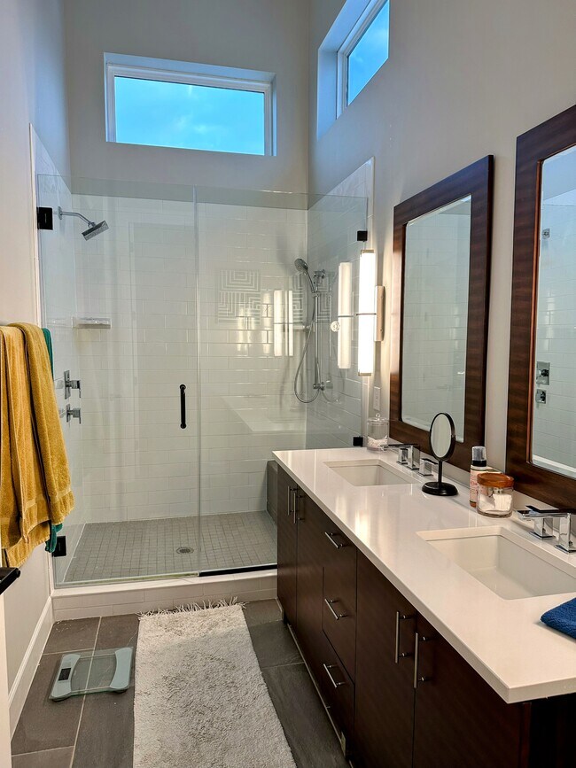 Master bathroom - 1907 Greenwood Ave