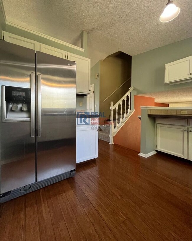 Building Photo - 3207 Camelot Dr