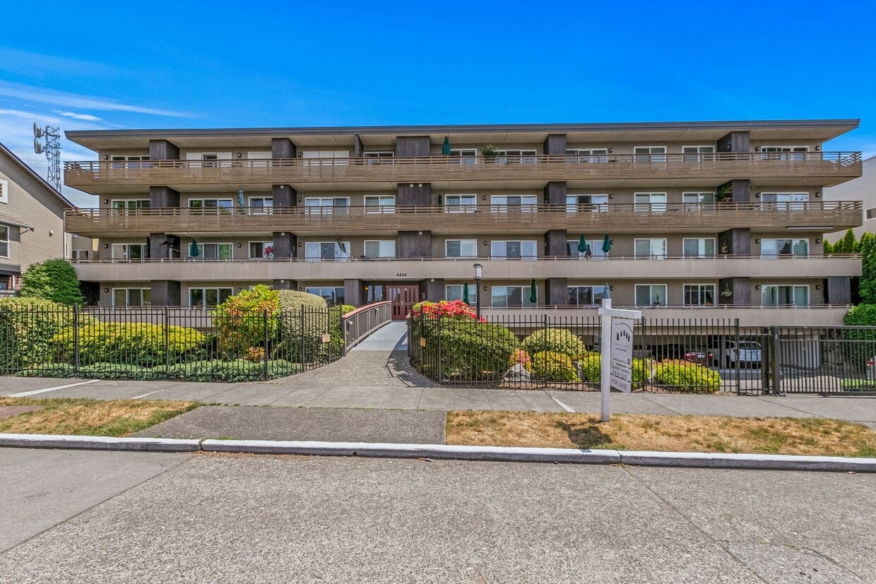 Primary Photo - Large Freshly Remodeled and AIR CONDITIONE...