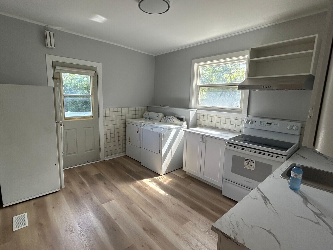 Photo principale - 2 Bed 1 Bath - 238 Notre Dame de Lile