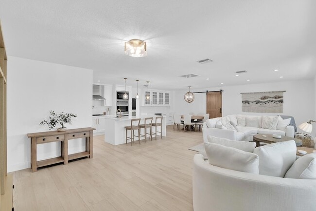 Building Photo - 3210 Palm Dr