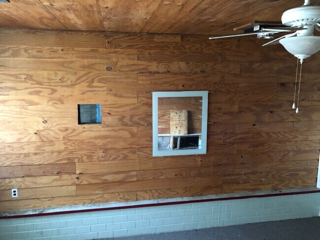Foto del edificio - Nice three bedroom with hardwood floors, and Two car garage