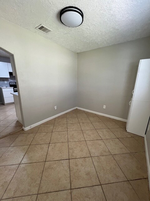Foto del edificio - 1205 W Wrenway Ave