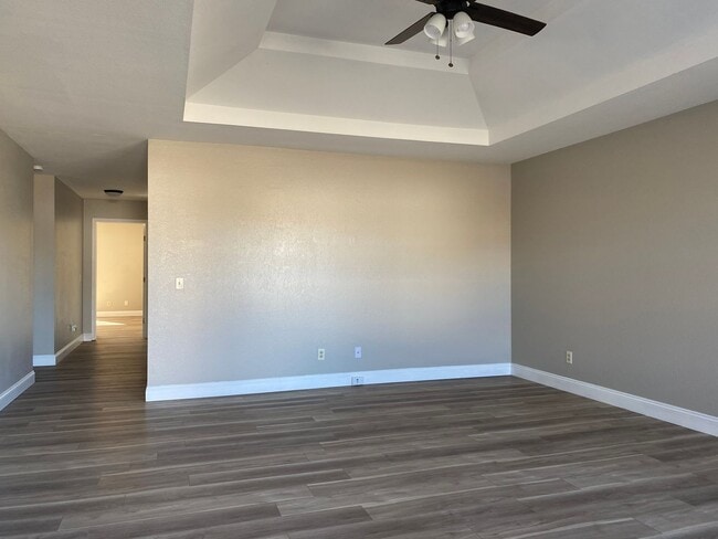 Foto del edificio - Remodeled 3 bedroom 2 full bathroom 2 car garage patio home