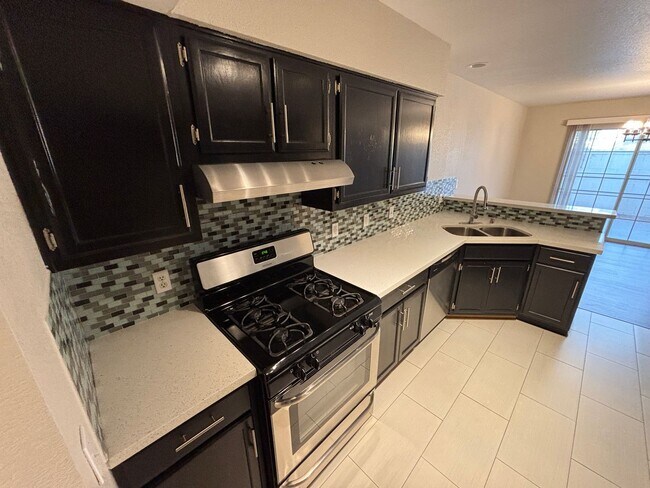 Foto del edificio - Charming 2 Bed/3Bath/1Car Townhome nestled in this beautiful Green Valley Community!