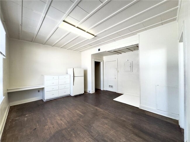 Building Photo - 645 W Dickson St