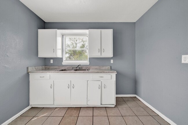 Building Photo - 1009 Beverly Ave