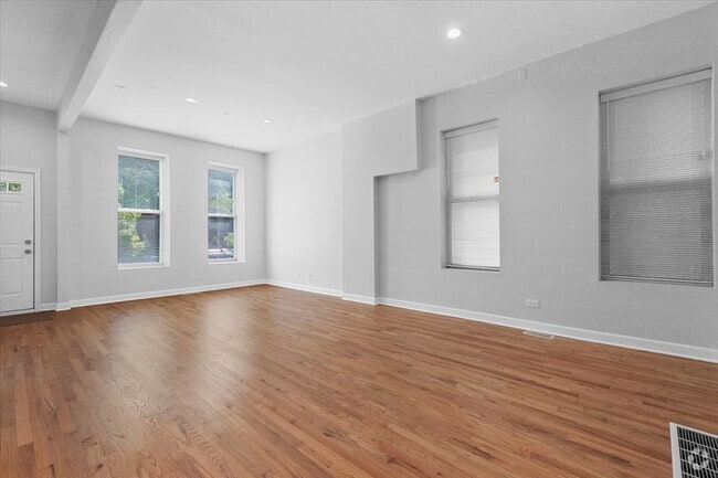 Building Photo - 858 N Paulina St