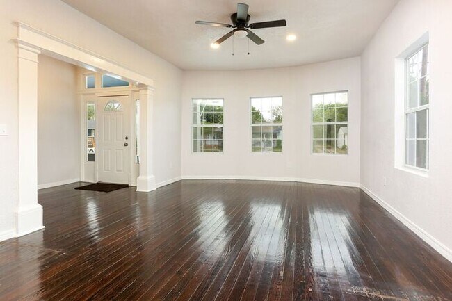 Building Photo - 618 Saint James