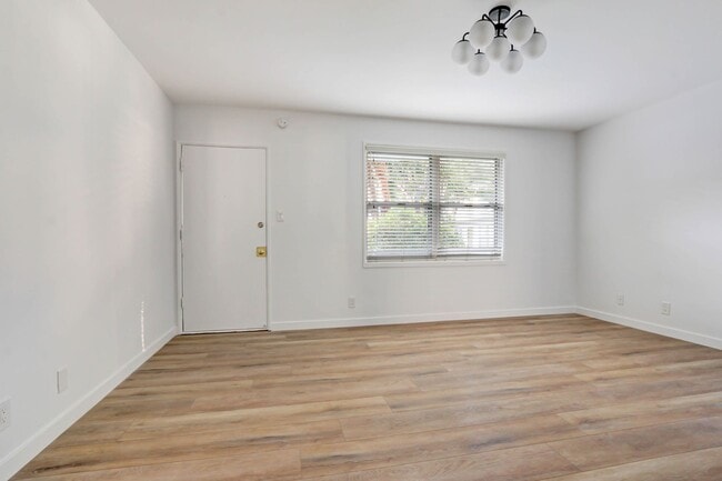 Foto del edificio - 300 California Ave