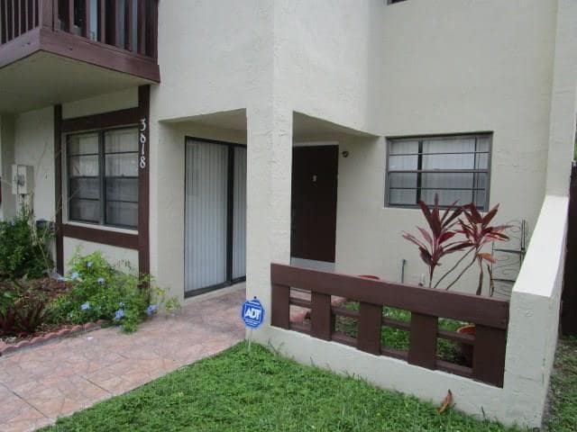 Building Photo - 3818 SW 52nd Ave