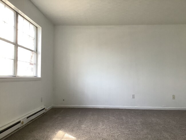Building Photo - Newly Renovated - 3 Bed/2 Bath Townhouse -...