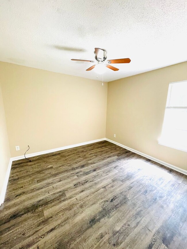 Building Photo - ** 3 Bed 2 Bath located in Regency Park **...