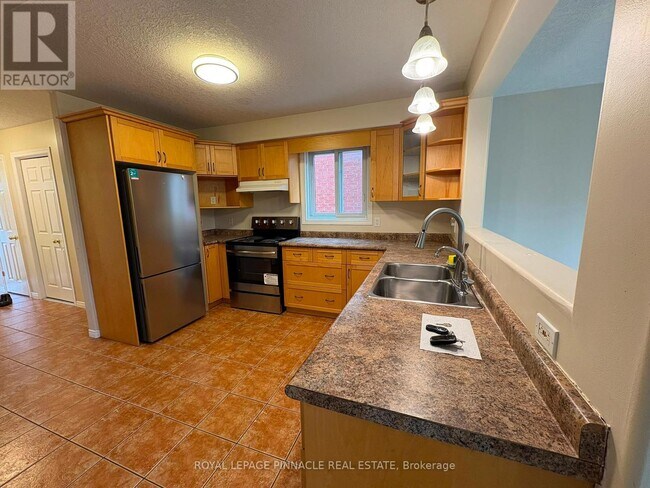 Building Photo - 60 Everglade Crescent