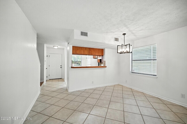 Building Photo - 1915 Main St