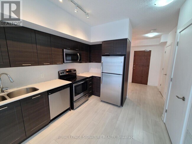 Photo du bâtiment - 2220 Lake Shore Blvd W
