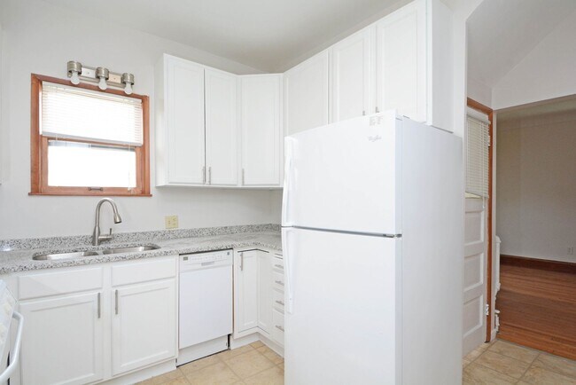 Building Photo - 4 BD / 3 BA in St. Paul. HALF OFF FIRST MO...