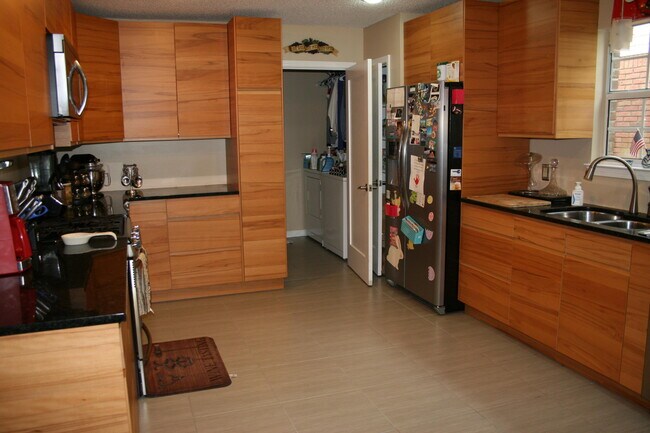 Building Photo - 4475 Parkwood Square