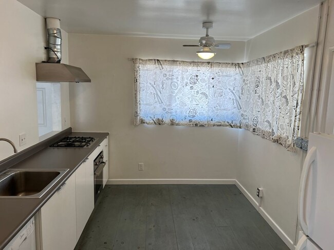 Building Photo - Downtown Huntridge, Almost 1/4 acre lot. R...