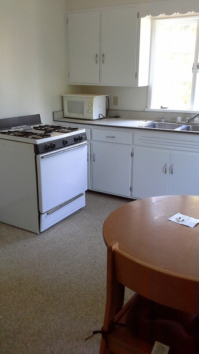 Foto del edificio - 931 E State St