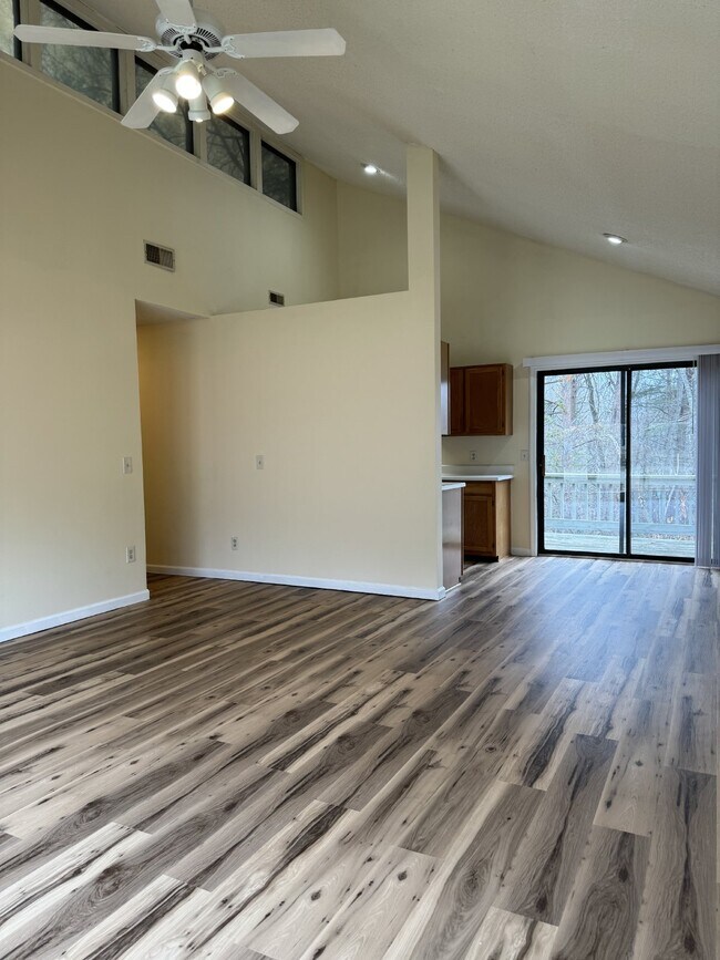 Building Photo - Charming 2 Bed Rental with Scenic Views in...