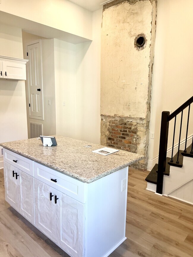 Building Photo - 2024 Bienville St