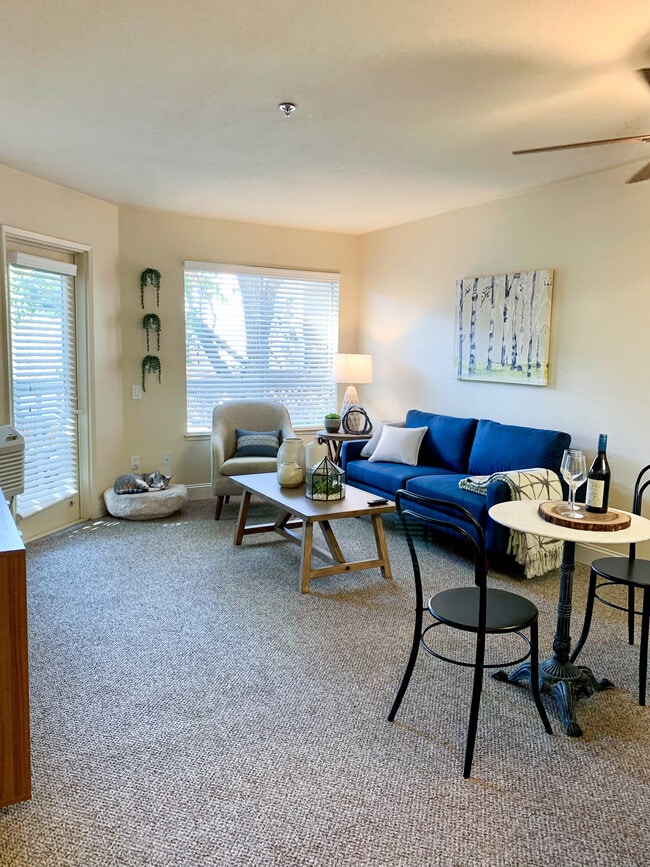Nuestros apartamentos de vida independiente activa ofrecen comodidades exclusivas en una ubicación conveniente. - Carlton Senior Living Concord