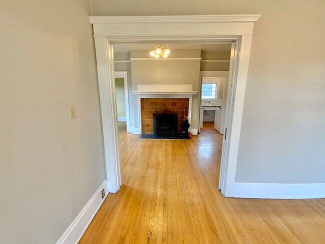 Building Photo - Unique Vintage 1 Bedroom 1 Bath Apartment ...